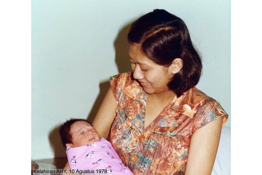 アニ・ユドヨノさんのインスタグラム写真 - (アニ・ユドヨノInstagram)「Bulan Agustus adalah bulan yang spesial. Selain memperingati HUT Republik Indonesia, bulan ini adalah bulan dimana anak pertama kami Agus Harimurti Yudhoyono (AHY) dan cucu pertama Almira Tunggadewi Yudhoyono berulangtahun.   AHY lahir pada 10 Agustus 1978 di sebuah klinik di Dayeuhkolot, Bandung. Sedangkan Almira lahir pada 17 Agustus 2008, di Jakarta. Saya ingat, dulu waktu istri tercinta Ani mau melahirkan AHY, air ketubannya pecah di kendaraan jip militer yang saya kemudikan. Sehingga begitu sampai di pelataran poliklinik persalinan, saya langsung menggendongnya menuju ke kamar persalinan. Bahkan, saya menunggui dan memberikan semangat saat bidan membantu proses kelahiran AHY di ruang persalinan.  Sedangkan di tahun 2008, saya dan Almh Ibu Ani sungguh berbahagia karena dikaruniai cucu perempuan yang lahirnya tepat di Hari Ulang Tahun Kemerdekaan RI ke-63. Saya ingat hari itu adalah hari yang sangat panjang. Tengah malam memimpin Renungan Suci di TMP Kalibata; pagi hari memimpin Upacara Detik-Detik Proklamasi; sore hari Penurunan Bendera serta malam harinya Resepsi Kenegaraan. Namun, sebelum upacara bendera pagi hari saya dan almarhumah menyempatkan waktu untuk menunggui proses persalinan Annisa di RSPI. Bahkan almarhumah menunggui dan memberikan semangat di ruang persalinan kepada Annisa.  Selamat ulang tahun yang ke-42 untuk anakku AHY dan ke-12 untuk cucuku Almira. Jangan lupa mari kita sama-sama kirimkan Al Fatihah untuk almarhumah Memo tercinta. Semoga segala cita-citamu dapat tercapai dan semoga pula kalian selalu dilindungi Allah SWT. Doa Pepo selalu menyertai setiap langkahmu.  * SBY *」8月18日 17時22分 - aniyudhoyono