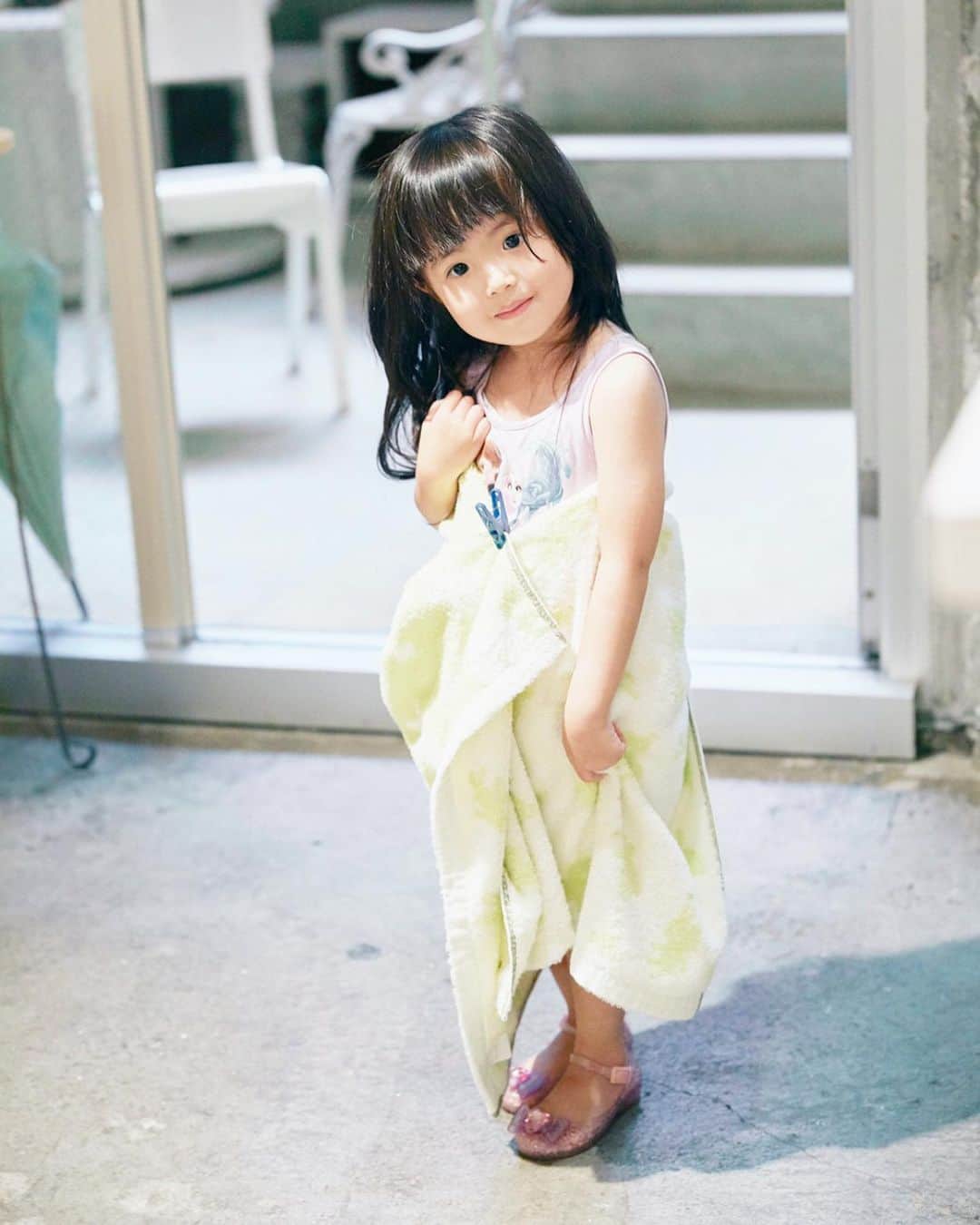 のインスタグラム：「ママの撮影終わりにパパと車で迎えに来てくれた娘ちゃん🐥❣️😍 お気に入りの格好で🤣カメラマン陽春さんに撮ってもらいました🙏📸✨  #testshooting #撮影 #3歳 #ママはメロメロです❤️ #😘」