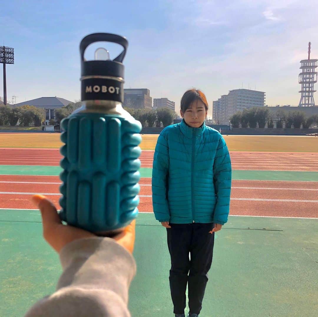 宇都宮絵莉のインスタグラム：「・ 水筒とペアルック👗 毎日暑すぎるから、冬の写真を見てたら出てきた📷 2月か3月かな🤔 ・ 異常に暑い日が続いておりますが、 皆様、ご自愛下さい。 ・ @rico.nishimura の水筒。 ・ #暑中見舞い申し上げます #猛暑 #ペアルックス #おそろコーデ #反目 #mobot #mizuno #陸上競技」