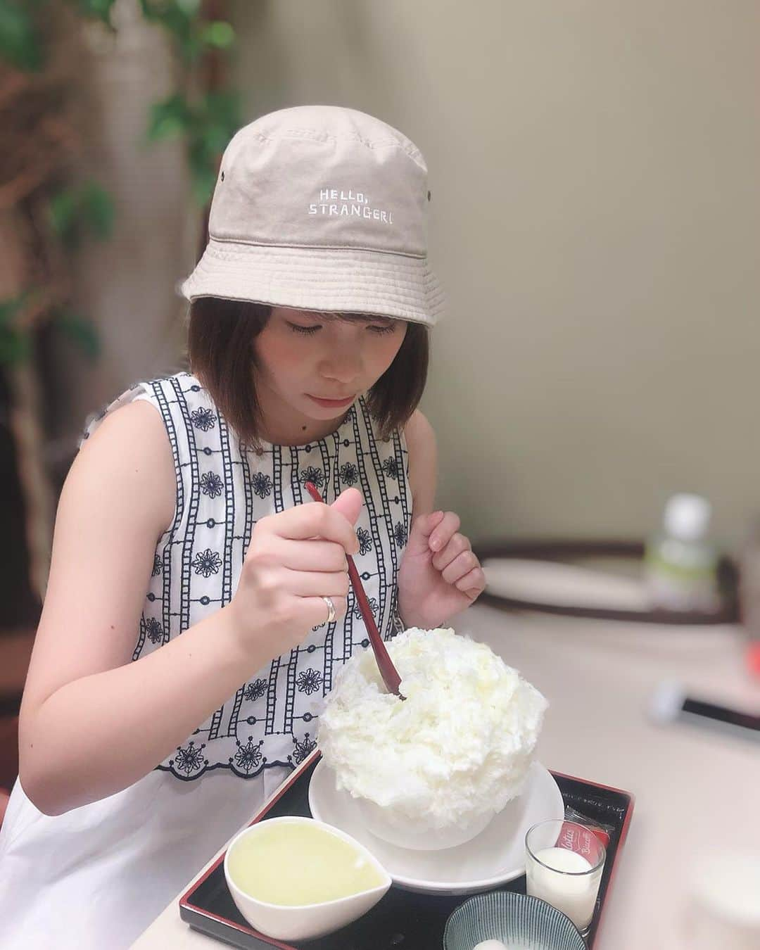 真奈さんのインスタグラム写真 - (真奈Instagram)「まゆに連れてってもらった🍧❤︎ . とーっても美味しかったし 店内が大好きなカエルだらけで (生きてない)可愛かった〜🐸 #生メロン #かき氷」8月18日 17時34分 - manatmnt0116