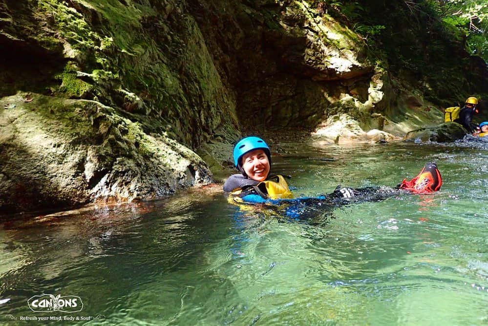 LuCyCoのインスタグラム：「夏休み🌻  念願の！！  キャニオニングしてきちゃいました！  日本初のキャニオニング @canyonsjapan でお世話になりました💯  大自然の中でアトラクションみたいでたのしかったー😂  ガイドさんがとても頼もしくてリスペクト！  thank you @canyonsjapan 🙏🏻  #キャニオニング #群馬県みなかみ町  #ラフティング #川下り #川遊び #自然 #ナチュラルな生活」