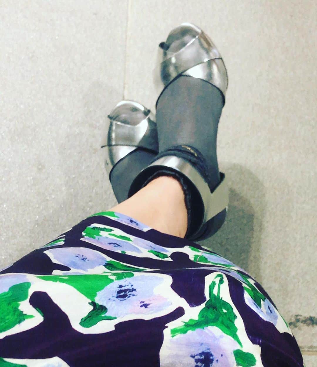阿部洋子さんのインスタグラム写真 - (阿部洋子Instagram)「👟👞👢👡👠 #今日の靴   スタジオは何かと冷えるので、 時にはサンダル＋ソックス。 靴擦れ対策でもある。 万年靴擦れする足😭 サイズ合ってても、 生キズ絶えない😱  このスカートに、 このサンダル＆ソックス合わせがち😝  生放送終わりに、 検査結果を聞いてきた！ 数値的には、異常ナシ！ よかたーε-(´∀｀;)ﾎｯ  安心したら眠くなってきた🙄  #shoes #shoestagram #shoeslover #shoesoftheday #shoesaddict #sotd #ootd」8月18日 17時32分 - hirocoring