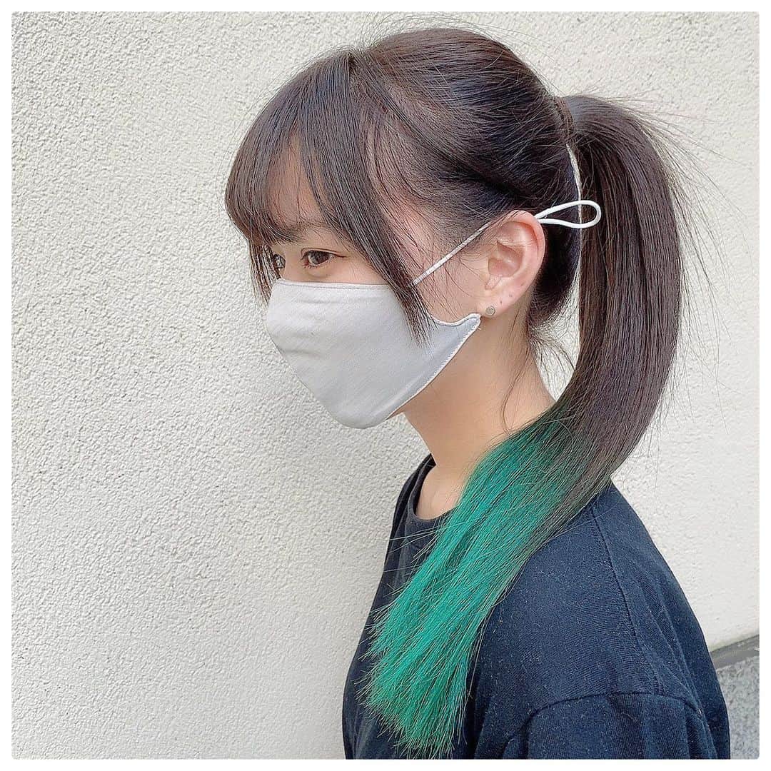 のインスタグラム：「新しい髪色💚🤍 . 前回のピンクの赤みを消しつつ明るいままにして頂きました😖 . . . #毛先カラー #裾カラー #グラデーションカラー  #グラデーションヘアー #裾カラーグリーン  #毛先グリーン #カラーバター #カラーバターグリーン  #黒髪ロング #黒髪グラデーション  #ピアス #ピアス女子 #時透無一郎カラー ですね( ◜ᴗ◝)」