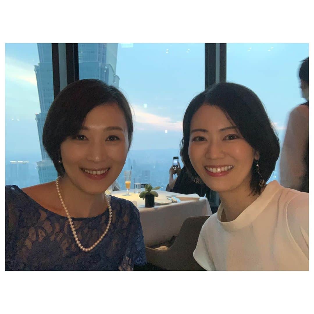 煌月爽矢のインスタグラム：「. . 超絶素敵なお店でご一緒させて頂いた( ⸝⸝⸝⁼̴́◡︎⁼̴̀⸝⸝⸝)﻿ ﻿ めおさーーーーん😋✨﻿ 現役時代は多分朝と帰りのご挨拶しかさせて頂いた事なかったのですが（笑）﻿ ﻿ ﻿ 人生ってご縁がどこで広がるかわからないです。。。﻿ ﻿ ﻿ 私の人生で『人とのご縁』は一番大切で、一番幸せを感じられる部分です。﻿ ﻿ 我在寶塚的時候沒有經驗和真野小姐聊天﻿ 那個時候只有打過招呼😂﻿ 彼此畢業之後在台灣再見面﻿ 和以前的感覺不一樣﻿ 可是我們的關係在寶塚的時候已經開始了﻿ 這是一種的緣份﻿ 很有趣﻿ 我常常覺得感謝 這樣的緣份﻿ ﻿ #こう見えてここはインド料理屋さん﻿ #インド料理ナメてたごめんなさい﻿ #はちゃめちゃに美味しかった﻿ #台北101﻿ #絶景﻿ #我很喜歡大城市的夜景﻿ #台湾﻿ #台湾生活 #嬉しくて前歯光った」
