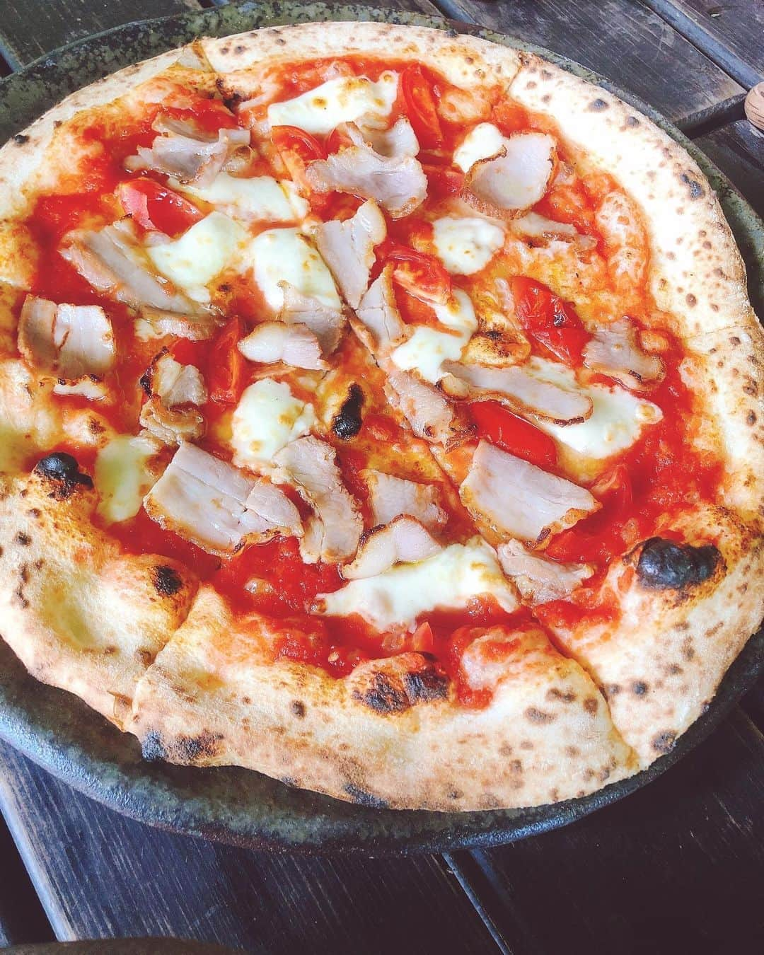 スザンヌさんのインスタグラム写真 - (スザンヌInstagram)「🍕→🎢⛺️→🎸﻿ ﻿ 窯焼きピザ🍕の美味しさったら♡﻿ ﻿ お父さんがお皿焼いて﻿ 息子さんがピザを焼くっていう﻿ 家族の素敵なストーリーを感じながら食べるとまたしあわせ。﻿ ﻿ @higurasigama ﻿ ﻿ ちなみにこの写真は載せ忘れてた﻿ 前回陶器作りに行った時の。﻿」8月18日 17時38分 - suzanneeee1028