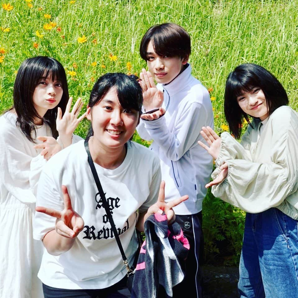 フジテレビ「ドラマ甲子園」さんのインスタグラム写真 - (フジテレビ「ドラマ甲子園」Instagram)「#ドラマ甲子園 「#言の葉」 撮影５日目🎬のきょうは 朝から外でのロケでした。  #蒔田彩珠 さん #桜田ひより さん #宮世琉弥 さん  この３人での撮影は 実はきょうが最初で最後！ #平野水乙 監督も一緒に 記念のオフショットを📸  #フジテレビ #FOD #Twitterには別の写真」8月18日 17時39分 - dramakoshien