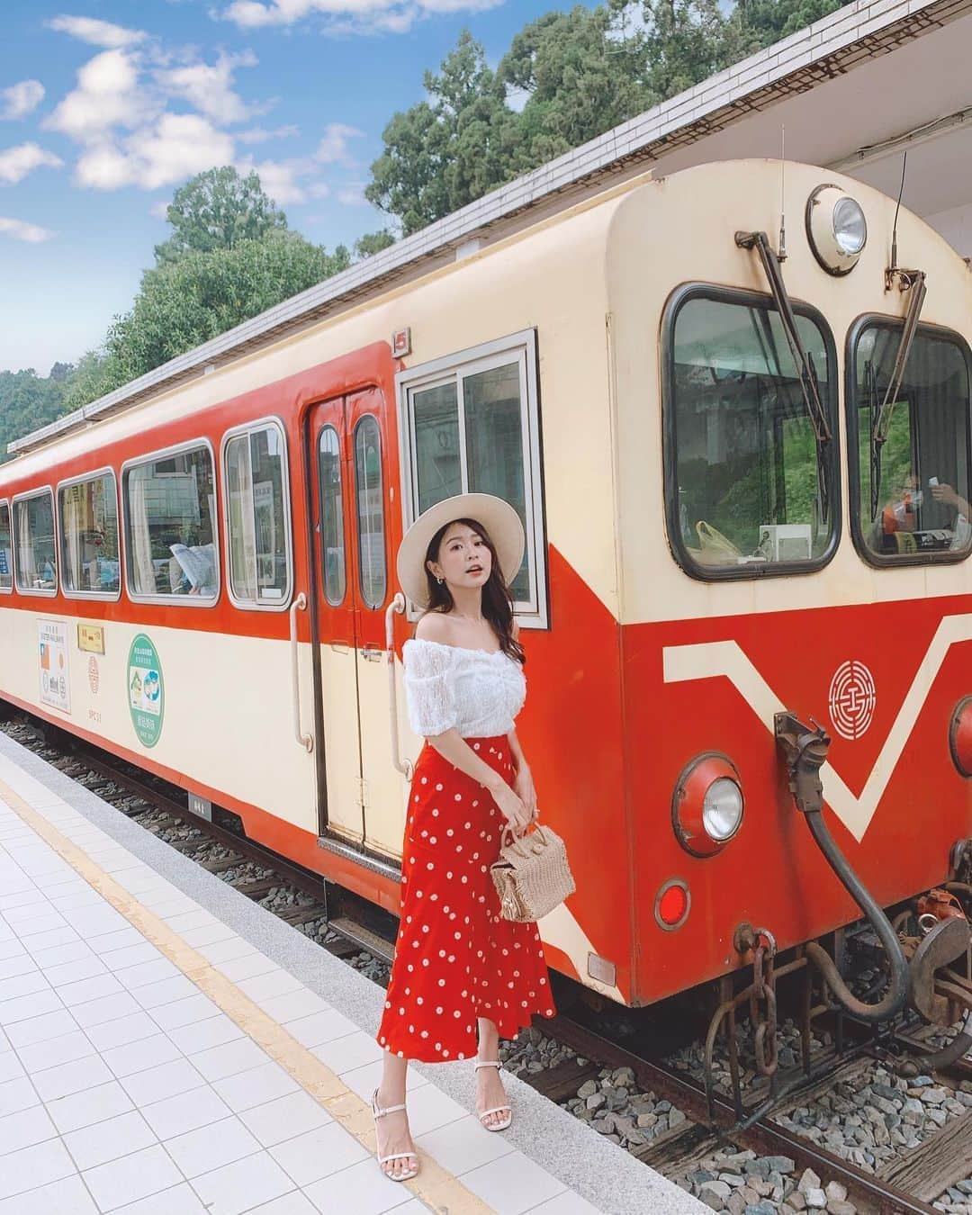 郭圈圈さんのインスタグラム写真 - (郭圈圈Instagram)「#奮起湖火車 好可愛喔🥰🥰（跟我的裙子是不是好搭♥️) 還買了鐵蛋😋跟可愛的 #貝貝南瓜 可愛到好像假道具🎃 . 剛剛手殘刪掉了幾張要傳的照片🥺哭 . . #lea_outfit @marumaru_lea_official  . . . #阿里山森林鐵路 #奮起湖火車站#奮起湖#奮起湖美食 #ootd#lookoftheday#redskirt#穿搭#紅裙#嘉義旅遊#chiayitravel#chiayifun#chiayitaiwan」8月18日 17時40分 - helloiamlea