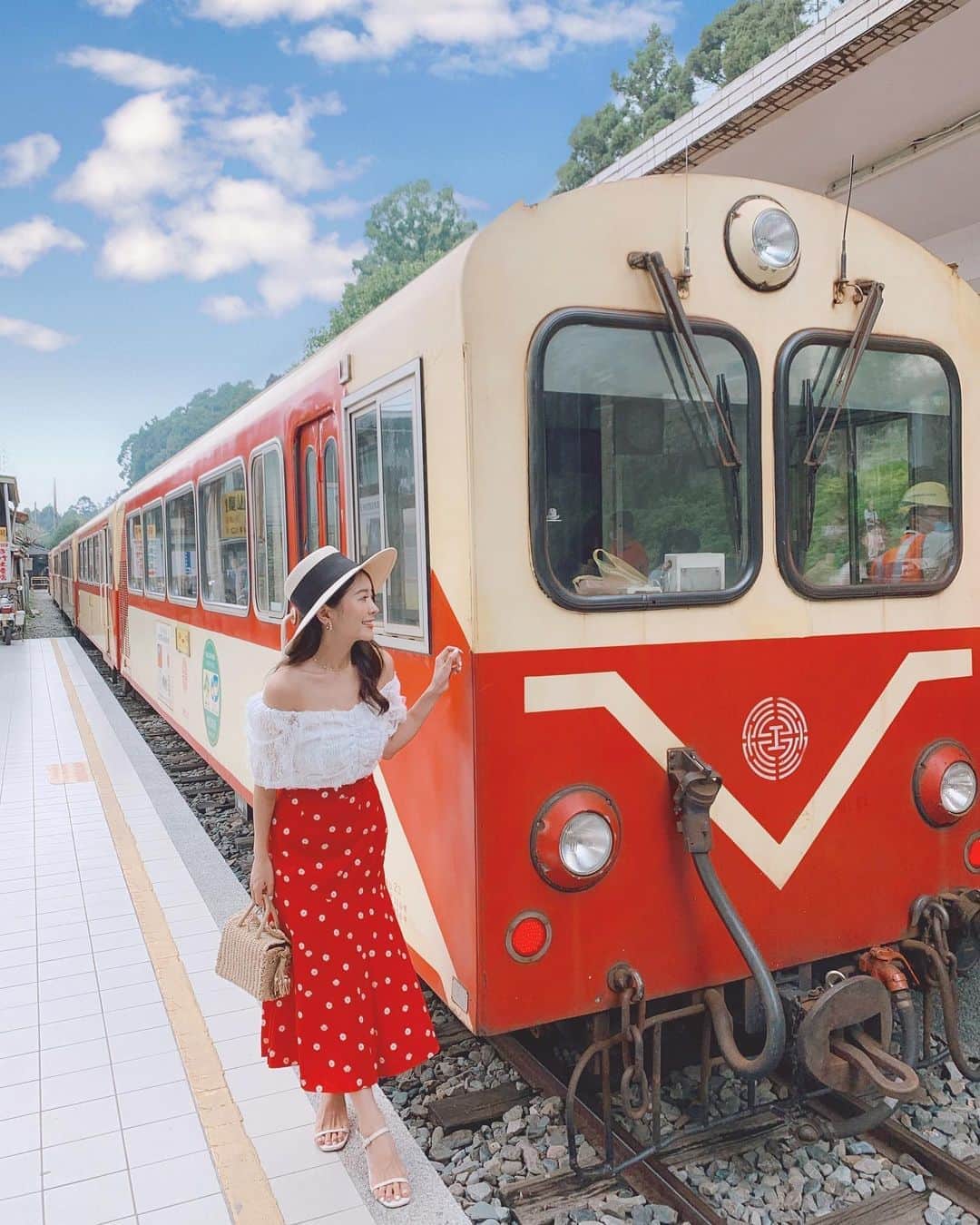 郭圈圈さんのインスタグラム写真 - (郭圈圈Instagram)「#奮起湖火車 好可愛喔🥰🥰（跟我的裙子是不是好搭♥️) 還買了鐵蛋😋跟可愛的 #貝貝南瓜 可愛到好像假道具🎃 . 剛剛手殘刪掉了幾張要傳的照片🥺哭 . . #lea_outfit @marumaru_lea_official  . . . #阿里山森林鐵路 #奮起湖火車站#奮起湖#奮起湖美食 #ootd#lookoftheday#redskirt#穿搭#紅裙#嘉義旅遊#chiayitravel#chiayifun#chiayitaiwan」8月18日 17時40分 - helloiamlea