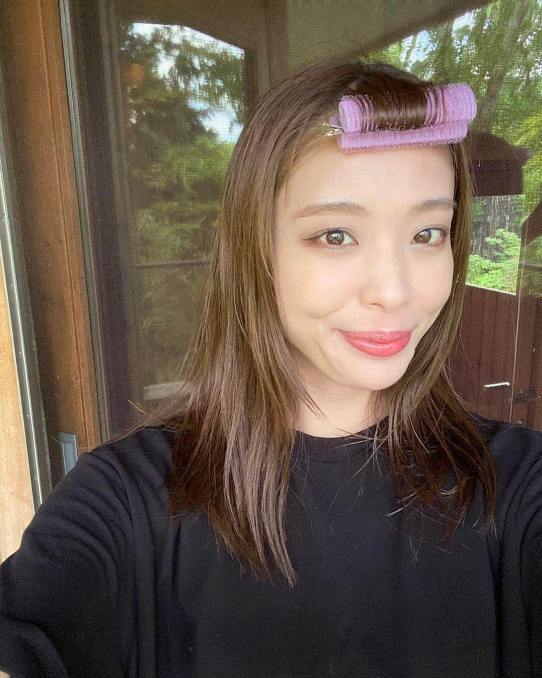 高橋有紀のインスタグラム：「メーカーさんから頂いて最近お気に入りの前髪カーラー！　#くるんっと前髪カーラー 最初いりますか？にこちゃんも使ってくれてますよー！と聞かれた時、前髪カーラー使わないですって言ってたのに、これ頂いてからすごいよく使ってる😂 これしたままメイクしておけば、アイロンいらずでほんと楽✨前髪がちゃんとしっかりカールされるし、しっかり前髪挟めるし楕円の小さめだから、カーラー苦手な人でも簡単なはず！前髪パーマをかけてるCAの姉には大きめにカールできる　#ふんわり前髪カーラー　をあげました❤︎ マスクで前髪が湿気に負けるから持ち歩きにも最高🥺お泊まりの時とかアイロン持ち歩けない時にも良いです！  最近のお気に入りコスメたちと❤️」