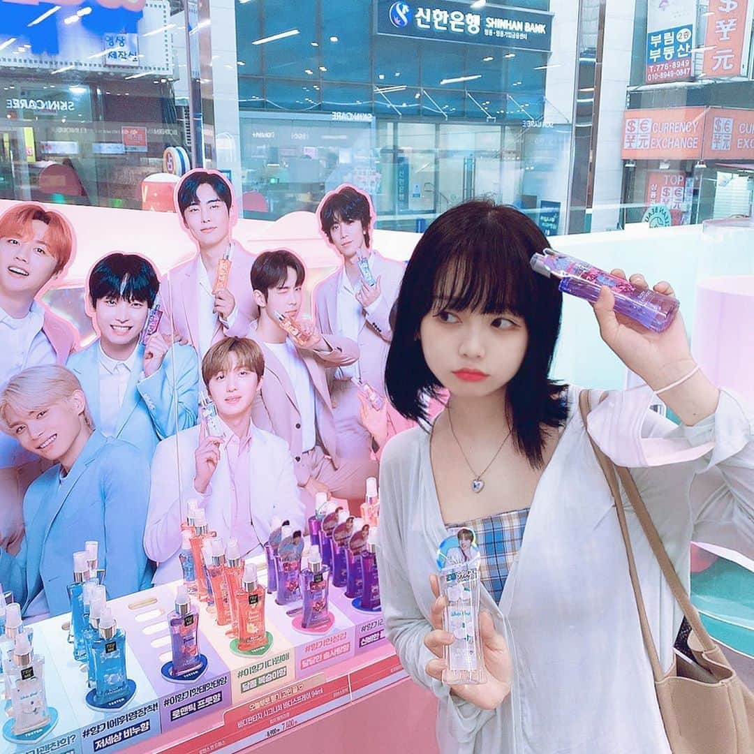 キム・イェリンさんのインスタグラム写真 - (キム・イェリンInstagram)「#유료광고 바디판타지 모델이 sf9이 되었다고 해요! 올리브영 지나다가 들렸는데 크게 바디판타지존이 있어서 놀랬다는 •• 🥺이번 sf9 기획세트에 미니 등신대랑 포토카드도 들어있고 팬싸 응모도 할 수 있다고 하니 sf9 좋아하시는 팬분들 얼른 달려가세욤 🕺🕺 #바디판타지 #바디판타지SF9 #SF9바디미스트 #올리브영바디미스트 #로운향수 #찬희향수 #로운향수추천」8月18日 17時45分 - peach_chu_