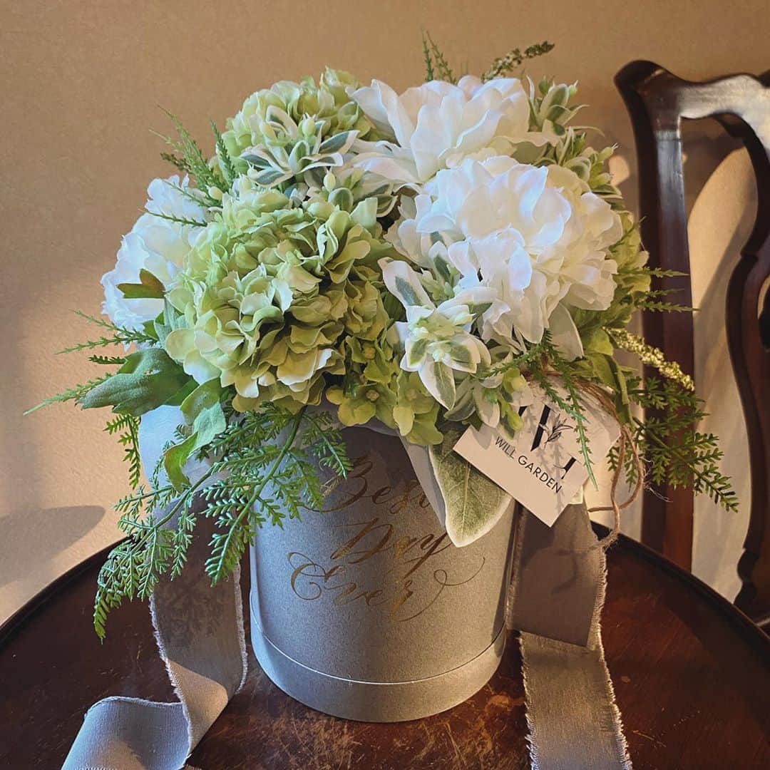 畑野ひろ子さんのインスタグラム写真 - (畑野ひろ子Instagram)「@willgarden_official  暑い時期は、アーティフィシャルフラワーBOXアレンジのオーダーが増えます。 贈られた方が、長く長く楽しんでいただけるのは、作る側としてもとても嬉しくありがたいです😌  #flowers #arrangement #artificialflower #boxarrangement #gift #willgarden #サスティナブル」8月18日 17時48分 - hiroko_hatano_