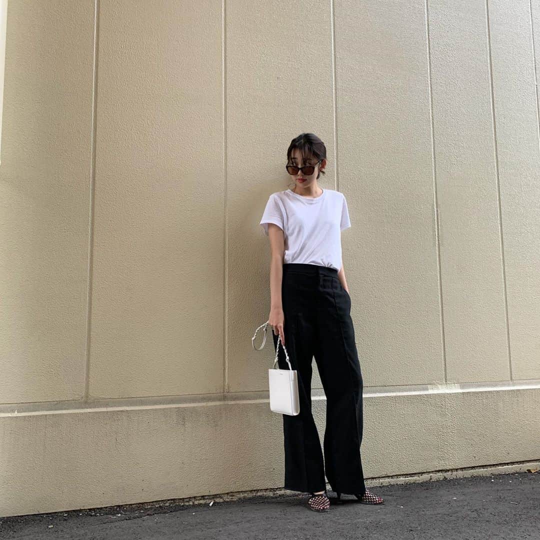 江藤百香のインスタグラム：「あつくて毎日白t 🍦🍦 洗濯はしています🍦w」