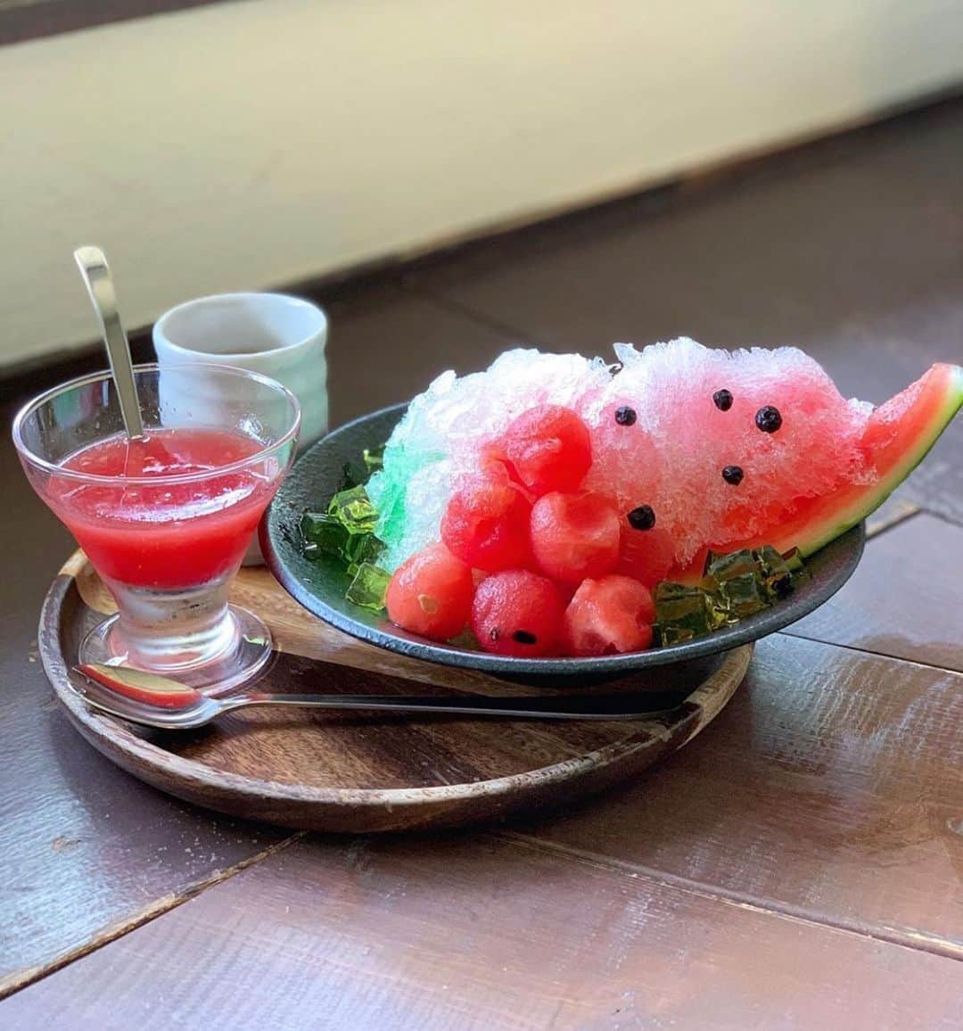 RETRIP<リトリップ>グルメのインスタグラム：「【RETRIP×大阪】 こちらは大阪にある「cafe zakka gallery FLAG」です。去年の夏も大人気だったスイカのかき氷が今年も登場🍉 半分にカットしたタイプじゃないスイカスイーツは、ちょっと珍しいかも？今月末くらいまでなので気になる方はお早めに❣️ . RETRIPでは「おでかけ」に関する様々な情報を発信しています。ぜひ他のアカウントもチェックしてください！ . @retrip_nagoya_ 名古屋の話題のカフェを紹介 @retrip_osaka_ 大阪のおでかけグルメスポットを紹介 @retrip_kyoto_ 京都のおでかけスポットを紹介 @retrip_fukuoka_ 福岡のおでかけグルメスポットを紹介 @retrip_hokkaido_ 北海道のおでかけスポットを紹介 @retrip_korea_ 韓国の話題のカフェを紹介 @retrip_news 最新のおでかけ情報を紹介 @retrip_nippon 日本の絶景を紹介 @retrip_global 海外の絶景を紹介 @retrip_gourmet 全国の話題のスイーツを紹介 @retrip_dinner 全国の話題のごはんを紹介 @retrip_cafe 全国のおしゃれなカフェを紹介 . ▼RETRIP[リトリップ]のアプリは AppStore、GooglePlay「リトリップ」で検索！ プロフィールのURLからもダウンロードできます。 . photo by  @maki8545 . . #retrip #retrip_rh #cafezakkagalleryFLAG #かき氷 #大阪カフェ #カフェ好きな人と繋がりたい #スイーツ好き #スイーツ好きな人と繋がりたい #スイーツ好きな人とつながりたい #グルメ好きな人と繋がりたい #グルメ好き #グルメ好きと繋がりたい #スイーツ部 #カフェ部」