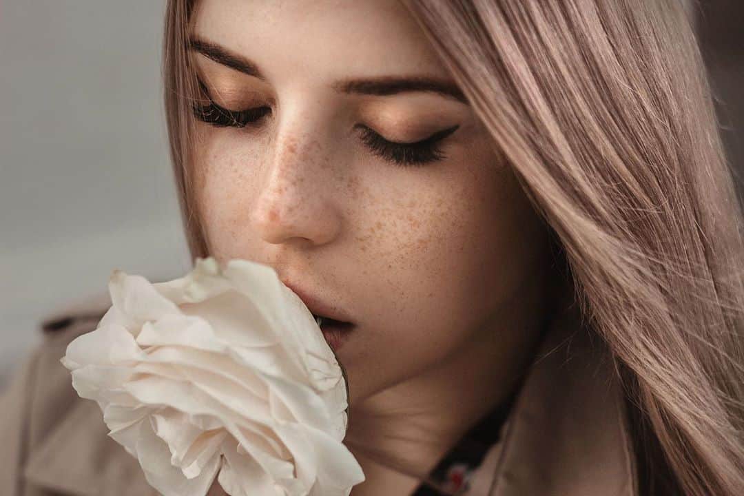 ALINA AKULAのインスタグラム：「Когда две львицы настроены творить, то получается искусство 🙌🏻  Безупречный красоты снимок от @lionesss23 🤍 всем рекомендую к сотрудничеству 🥂 #rosé #renissance #beauté」