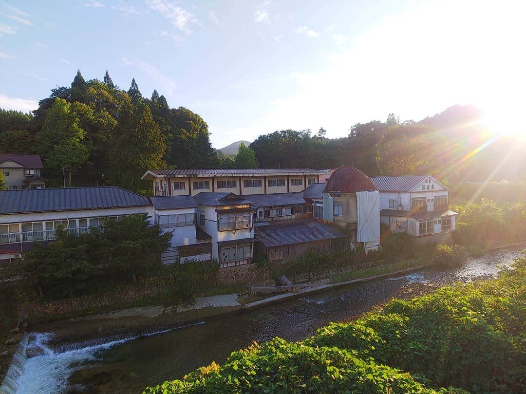 みながわゆみさんのインスタグラム写真 - (みながわゆみInstagram)「#山形県 #最上町 #赤倉温泉 #散歩 #散策 #小国川 #自然がいっぱい #癒やされる #温泉お泊まり #温泉街 #温泉街散策 #さんのじょう #湯守の宿三之亟 #夕日 #夕日を浴びて」8月18日 18時02分 - nama.09.19