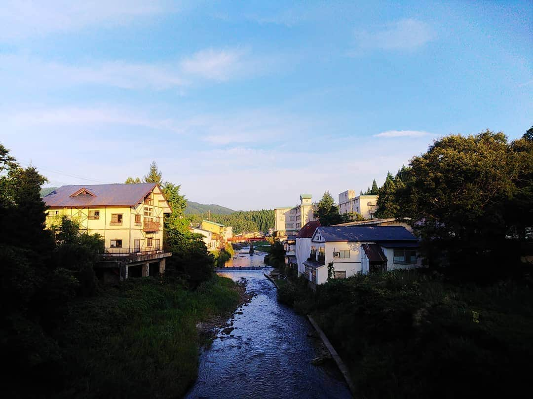 みながわゆみさんのインスタグラム写真 - (みながわゆみInstagram)「#山形県 #最上町 #赤倉温泉 #散歩 #散策 #小国川 #自然がいっぱい #癒やされる #温泉お泊まり #温泉街 #温泉街散策 #さんのじょう #湯守の宿三之亟 #夕日 #夕日を浴びて」8月18日 18時02分 - nama.09.19