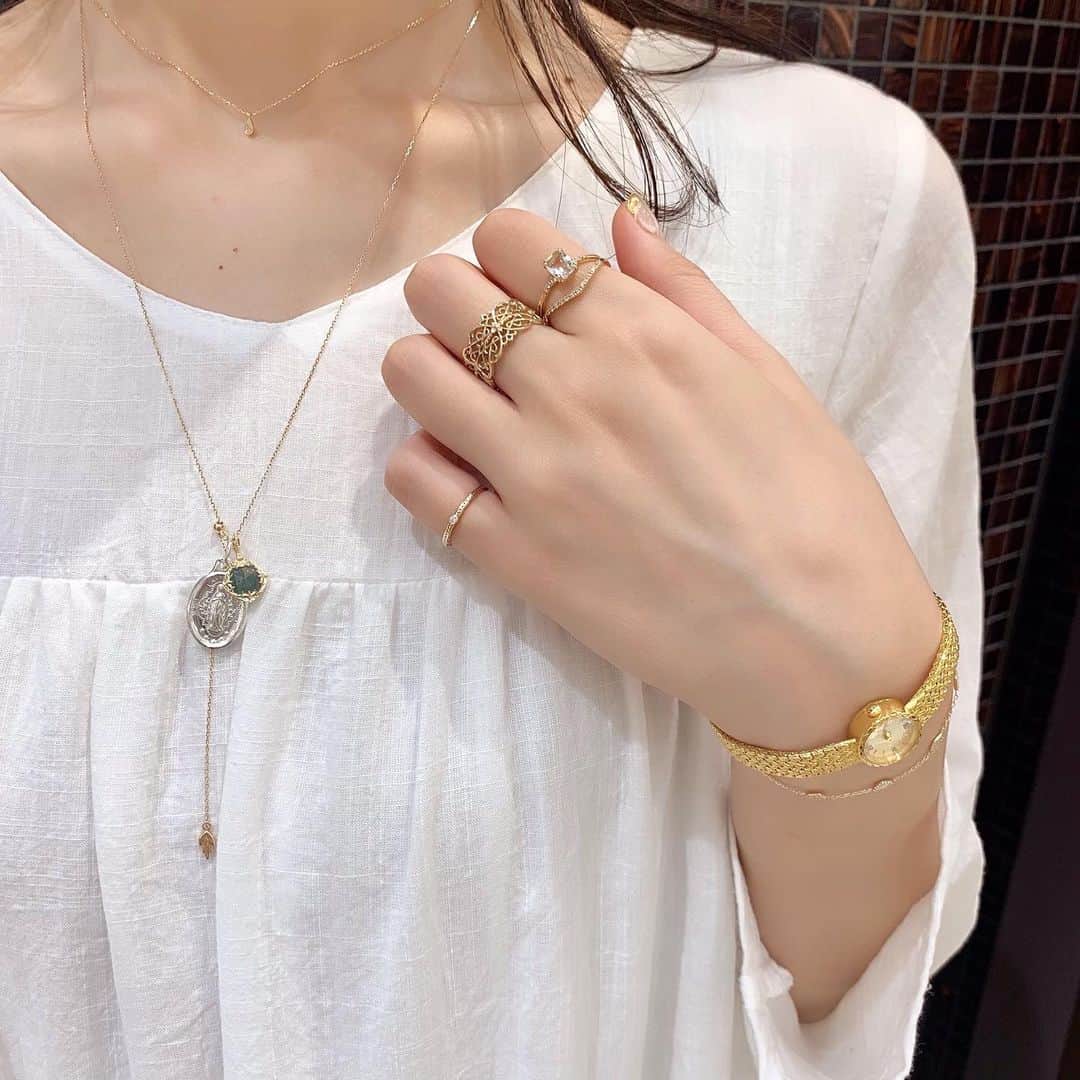 ageteさんのインスタグラム写真 - (ageteInstagram)「.﻿ 【スタッフコーディネート_アガット 福岡大丸】﻿ シルバーカラーのチャームをアクセントに、﻿ クラシカルな印象にまとめたコーディネート。﻿ ﻿ ■アガット 福岡大丸_ブライダルフェア﻿ 開催日：7月18日(土) ～ 8月31日(月)﻿ ※期間中ご成約のお客様には、特別に筆記体刻印サービスのほか、﻿数量限定にてオリジナルジュエリーボックスをプレゼント。 ﻿ ﻿ #agete #jewelry #accessory #necklace #ring #pinkyring #watch #bracelet #アガット #ジュエリー #アクセサリー #ネックレス #リング #ピンキーリング #ブレスレット #腕時計 #MiracledeLourdes #ルルドの奇跡 #メダイユ #大丸福岡天神店」8月18日 18時02分 - agete_official