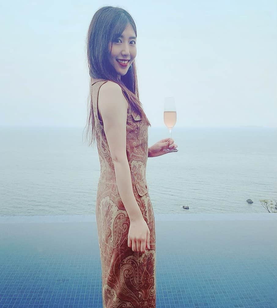 のインスタグラム：「海とロゼスパークリング🥂🌸 ・ フランスのボルドー地方で作られたスパークリングワイン お馴染みのシャンパンは、シャンパーニュ地方で作られたものだけを指します😊 ・ ロゼワインって見てるだけで可愛いし 本当癒される🥰💗 女子旅のシメにおすすめ♡  #ミスワイン #ワインエキスパート #ミスワイン2019 #夏休み」