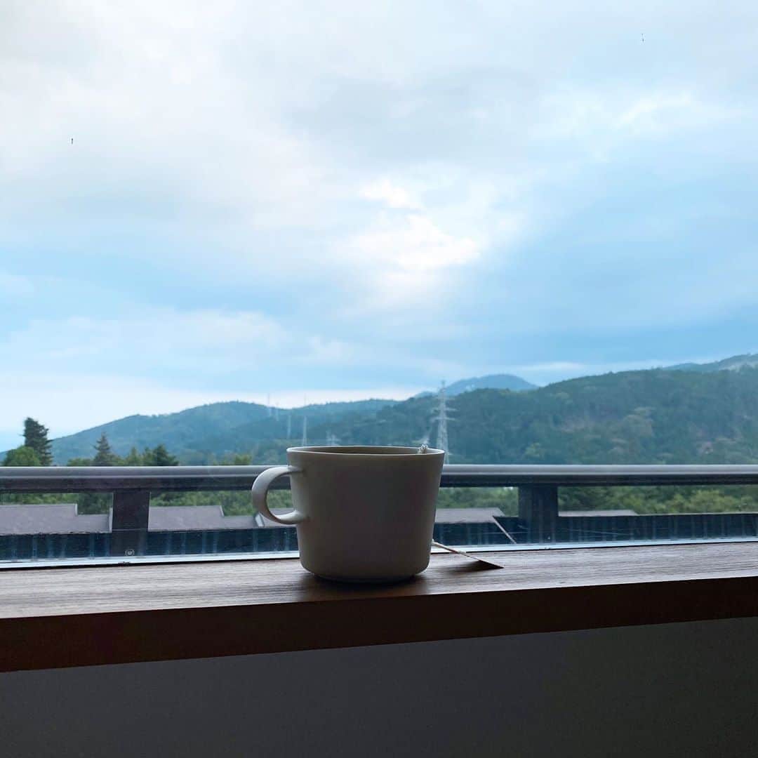 井上奈保さんのインスタグラム写真 - (井上奈保Instagram)「🌿🌿🏡☕🌿🌿  山と海を眺めて、お昼寝してボーッとして。 何にもしない時間を楽しんでます。  #遅めのお盆休み #山 #海」8月18日 18時06分 - inouenaho1207