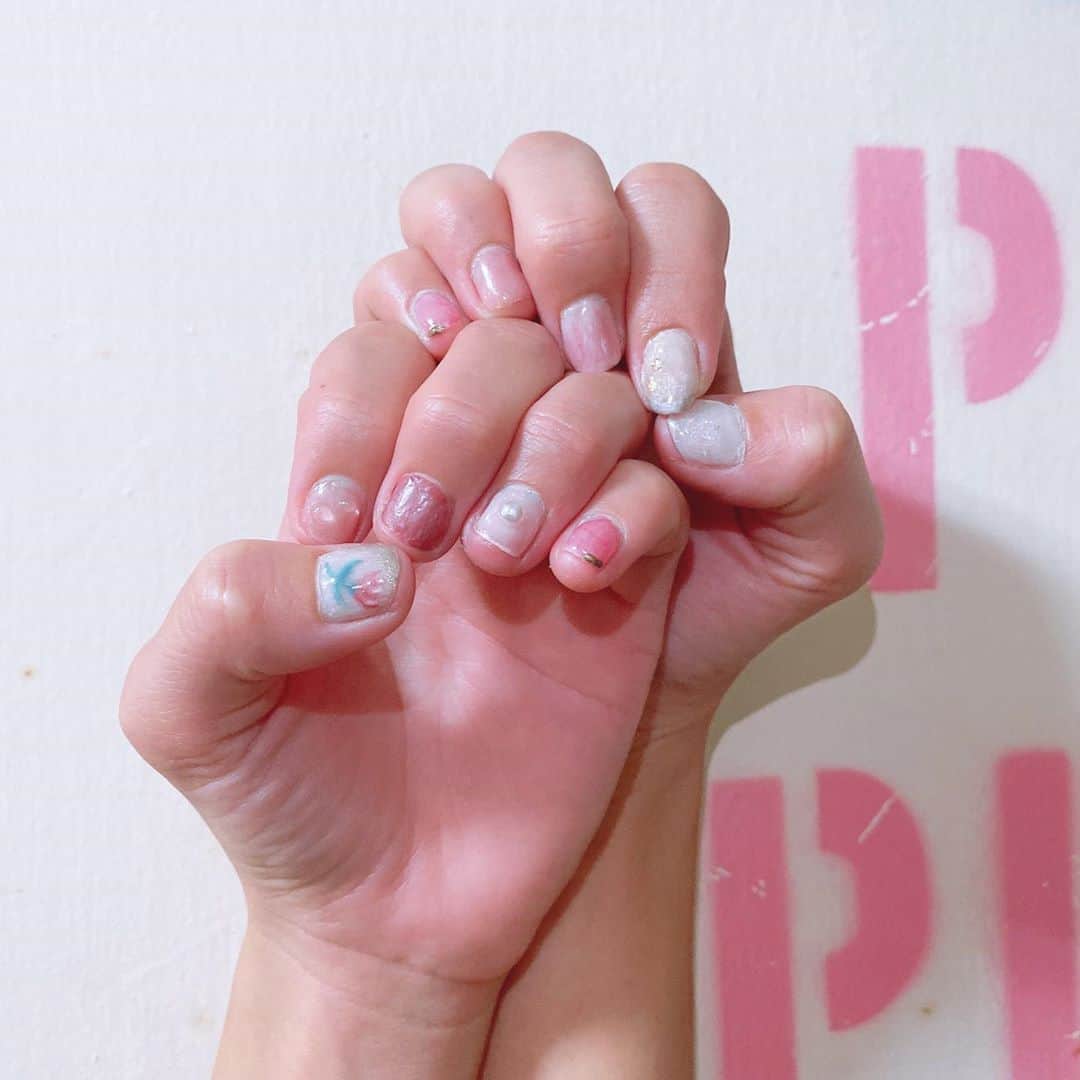 なみなみのインスタグラム：「♪ かーなーにやってもらった new nail💅💜 . 載せ忘れてしまって遅くなったけど . 今回も可愛いネイルにしてもらいました！☺️ . 左手の親指には可愛らしいお花を描いてもらいました🤤🌷 . 本当センスの塊すぎて毎回可愛すぎる💙 . #いーどぅし @cana_singer」