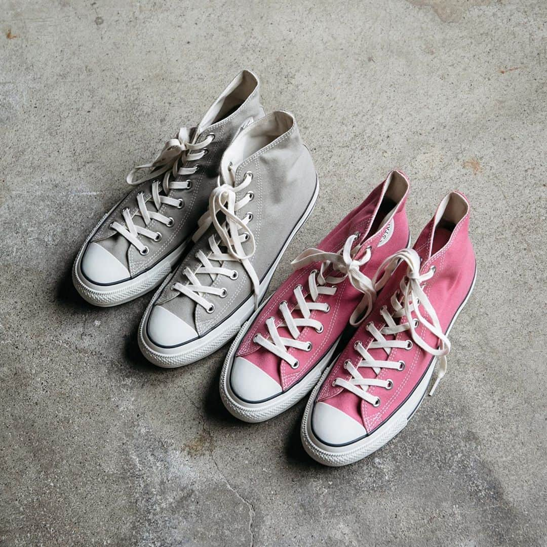 オブレクトさんのインスタグラム写真 - (オブレクトInstagram)「【select item】本日より、ALL STAR FOOD TEXTILE HI が登場！  環境に配慮したエコ素材を実験的に使用し紹介する、サスティナブルなシリーズ「converse e.c.lab(イーシーラボ)」のモデル。 廃棄予定の食材等を染料として再活用するプロジェクト「FOOD TEXTILE」が展開するテキスタイルをアッパーに採用されています。 天然染料を90％以上使用し、化学染料を抑えた優しい色合いが特徴です。  “ハーブ”を使用してグレー系に染め上げた「ジュニパー」と、“紫キャベツ”の鮮やかな色彩を残した「パープルキャベッジ」の2色展開。 リサイクルラバー入りのアウトソールとOrtholite Ecoインソールを採用。 タン裏には染料に使用された材料名をプリントされています。  完売必須アイテムとなりますので、お早めにCHECKしてみてください！  「CONVERSE e.c.lab」　スペック ・トウスプリングが低めのラストを採用したクラシックなシルエット ・リサイクルラバー入りのアウトソール ・Ortholite Ecoインソール採用 ・コットンシューレース採用 ・オリジナルタグ、カートン付属  #CONVERSE #FOODTEXTILE  #CONVERSEeclab #sustanablefashion #oblekt」8月18日 18時07分 - oblekt_jp