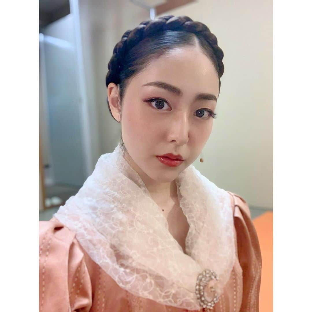 松浦雅さんのインスタグラム写真 - (松浦雅Instagram)「初日、昼公演が無事終わりました。 なんだか、、本当に胸がいっぱいです。 また感想は後日書かせてください！ 夜公演いってきまーす！ パワーおくってくれると嬉しみがこぼれ落ちます🙋🏻‍♀️🌈  #音楽劇モンテクリスト伯 #モンテクリスト伯 #舞台 #musical #play」8月18日 18時11分 - m.miyabi614