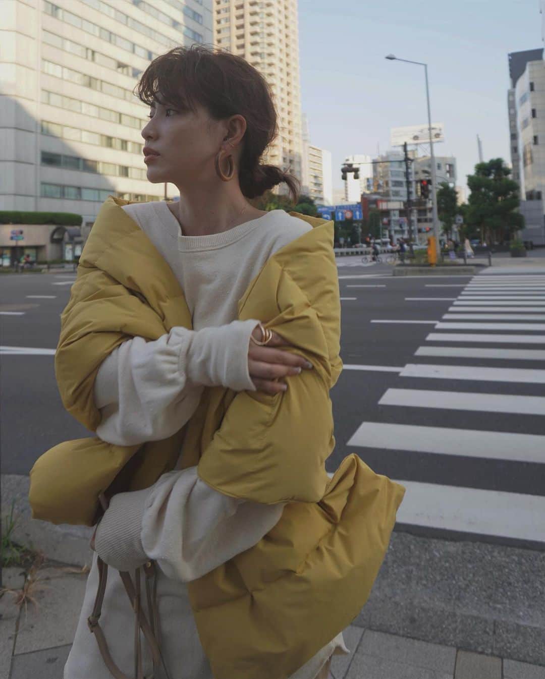JUNNAのインスタグラム：「今年はこのマスタードのお布団を ベージュのお洋服達と合わせたくて  作りました  #ワイドダウンストール　(3色展開)  このマスタードのお布団ストールの仕上がりに  わたくし  大変満足しております。  洒落。  デニムとカットソーみたいな カジュアル服と合わせるのが可愛い！  お指の出るプルオーバーは 生地の表面感に味のあるネップを採用 袖にもたっぷたぷのボリュームを  #ボリュームスリーブネッププルオーバー (2色展開)  秋のお洋服ってやっぱり楽しいよね...🍂 少し先の未来にわくわくする...  リップは @addictionbeauty_official  秋冬のお洋服とメイクを楽しむ...  先行受注期間 8/20(木)19:00 - 8/27(木)12:00PM  ストーリーにも沢山アップしていきますね  #秋#秋服#アウター #コート #冬 #冬コーデ#秋メイク #etretokyo#156cm#ブラウン#ブラウンコーデ#アディクション #celvoke #秋メイク#大人カジュアル#ベージュ#ホワイト#therow #charlottechesnais」