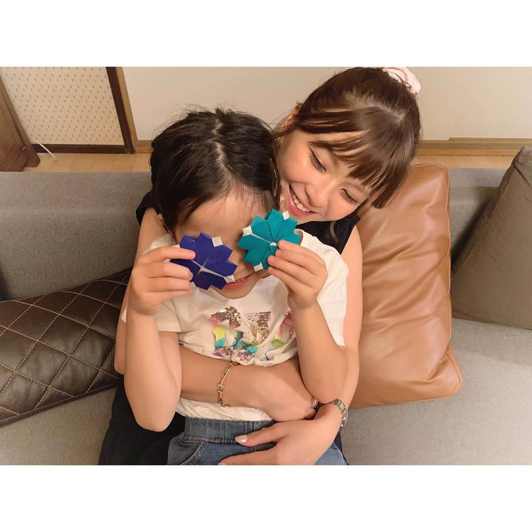 宇野実彩子さんのインスタグラム写真 - (宇野実彩子Instagram)「.﻿ お盆最終日は実家で姪っ子デー👧🏻📛﻿ ﻿ 大好きな“おしり探偵”を小さなリュックに張り切って 3冊も入れて持ってきてたね🍑笑﻿ ﻿ 一生懸命クローバーの折り方も教えてくれたよね🍀﻿ ﻿ 束の間の家族タイムに おばさんはすっかり癒されてまた頑張れるよ🙌♥️」8月18日 18時14分 - misako_uno_aaa