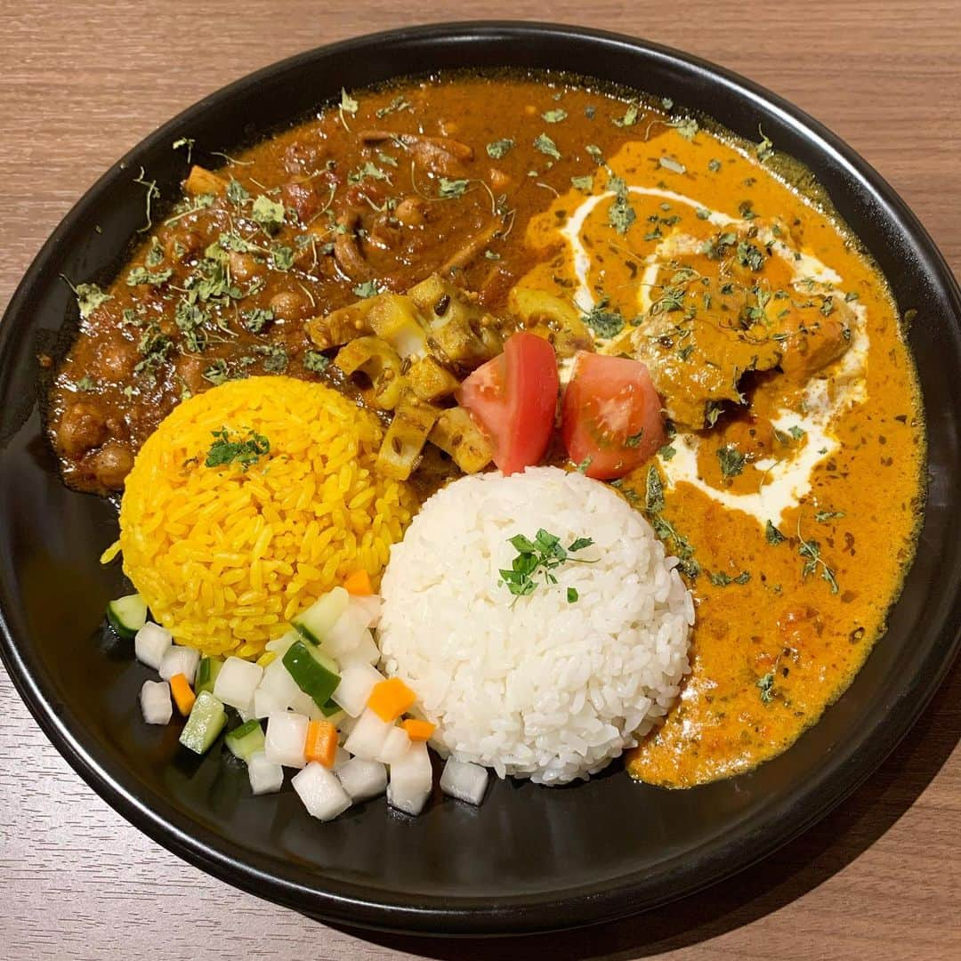 紀伊さつきのインスタグラム：「少し前に、久しぶりにお外で食べたカレー。 とても美味しかったです☺️ お仕事以外ほんとに引きこもりしてる…2020年がもう8ヶ月も経とうとしてるなんて信じられません😌 ・ #何カレーか忘れた  #バターチキンカレー （たぶん） #イカ のなんとかカレー（てきとう） ・ ・ #カレー #京都 #京都グルメ #カオススパイスダイナー」