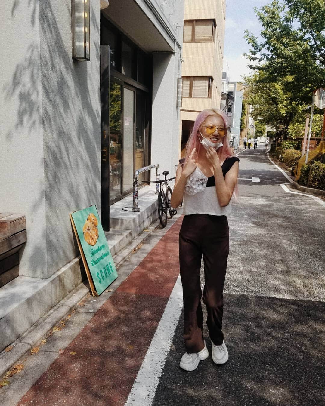 小林レイミのインスタグラム：「よく聞かれるいつも履いてるスニーカーは @nakedwolfe ちゃんです👟 LAから取り寄せなっちゃうけど気に入ってる🤙🤙🤙🌴 #nakedwolfe #sneaker #sneakerfreaker #dailyshot #pinkhair #pinkstyle #summervibes #fitnesslife #gymlife #snapshot #スニーカー」