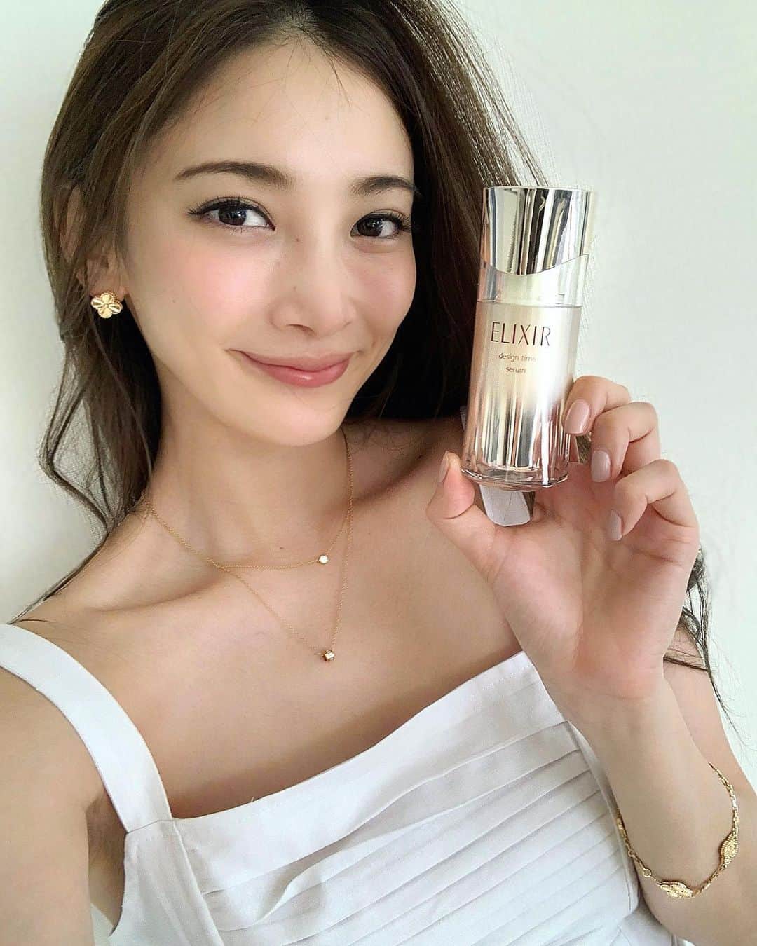 のインスタグラム：「ななめ45度って意識したことありますか？ 実は人の顔って正面から見るよりななめ45度から見た方が年齢を感じやすいんだって😨 ななめからの方が良く見えると思ってたのに… 正面顔とななめ45度顔の見た目年齢差でゆるみ指数を出してくれるななめ45度チェックコンテンツがエリクシールから出たということで、早速やってみました❤️ 正面とななめ45度から撮った写真をアップロードするだけ。 そうするとゆるどっぐっていう可愛いキャラクターがゆるみ指数を教えてくれて… 結果は60%‼️‼️ 3枚目の画像の感じでチェック結果が出るの！ あのつや玉で有名なエリクシールからもうすぐ新しい美容液が発売されるよ。 ななめ45度からの角度にも自信を持てるように、この美容液で年齢肌ケアして、 つや玉が続くお肌を目指したい！ こちらはまた改めて紹介するね！ 簡単に出来るから是非皆さんもやってみてね～☺️ #エリクシール　#タイアップ #ななめ45度チェック　#ゆるみ指数　#デザインタイム美容液」