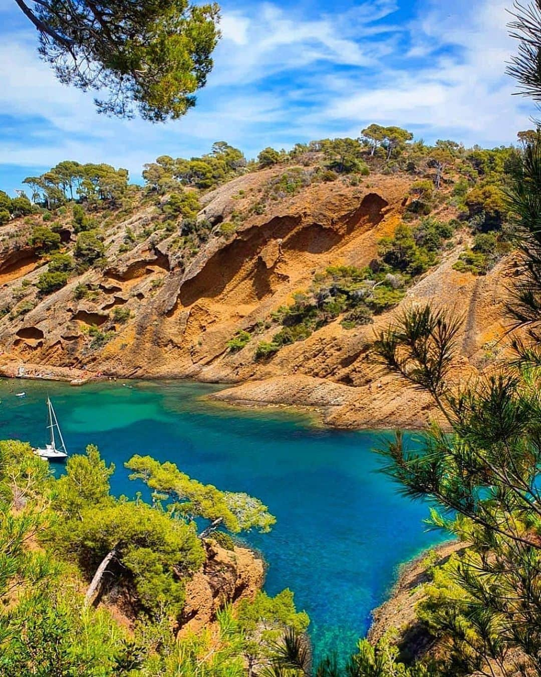 ロクシタンさんのインスタグラム写真 - (ロクシタンInstagram)「There’s a reason they call it the Côte d’Azur- look at that stunning azure water! Leave a 💙 if you’d like to take a dip here right now #Regram 📸 @ben13_600 #LOccitane #LaCiotat #Calanques #Sea #Provence #TravelWithLOccitane #Mediterranean #VisithSouthofFrance #NaturalBeauty」8月18日 18時17分 - loccitane