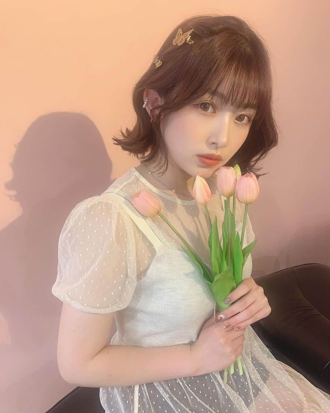 青木菜花のインスタグラム：「.﻿ .﻿ めちゃめちゃ悩んだ結果﻿ 一旦髪色暗くして落ち着かせました🌷﻿ ﻿ 髪もまた伸びてきたからカットもしてもらったよ💇🏻‍♀️﻿ ﻿ 暗くもしたいし明るくもしたいわがまま女なので次は明るくしたいな〜って🤣﻿ ﻿ メイクも衣装も全てはるかさん @_haruu_ にしてもらったの！雰囲気凄く可愛い〜🥺🦋﻿ ﻿ いつもとまた違う私どうですか！！﻿ .﻿ . #ボブ #ボブアレンジ #美容院 #カラー #ボブヘアー #撮影 #instalike #instagood #instapic #lfl」
