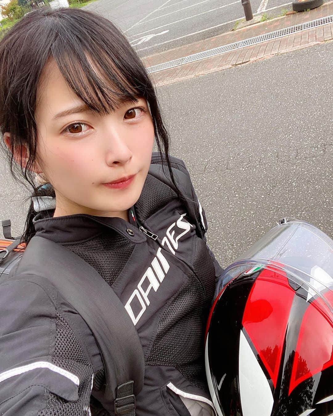 AMIのインスタグラム：「・ ・ ・ 今日はバイクDAY🏍 髪の毛の色を暗くしました（｡ӧ◡ӧ｡） ・ ・ ・ #バイク #バイク女子 #bike #バイクのある生活  #バイクのある風景  #バイクが好きだ  #バイク好きな人と繋がりたい  #バイクウェア #kawasaki #ninja400 #zx14r #ダイネーゼ #dainese」