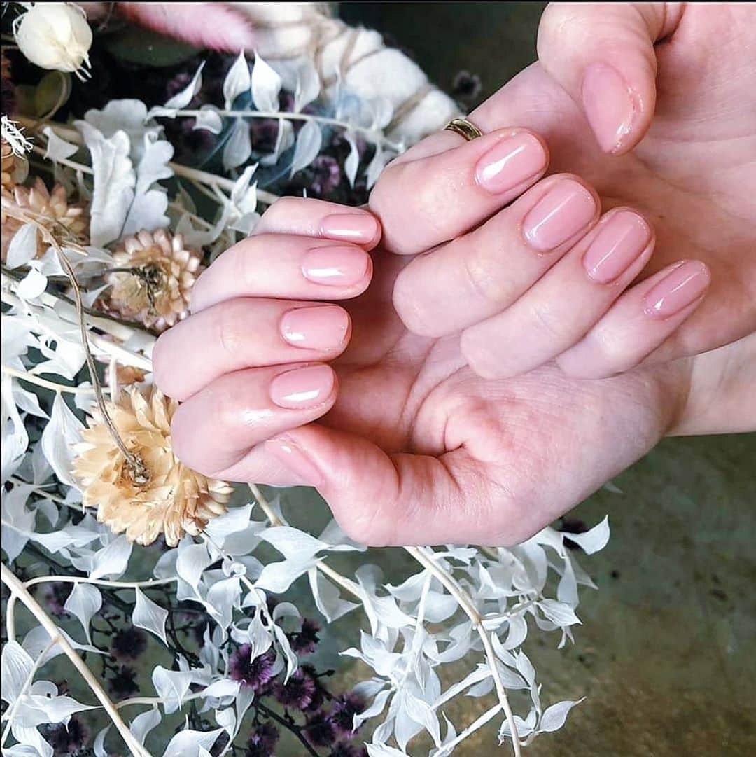 のインスタグラム：「. ネイルはいつもナチュラルにして頂いています‪︎‬‪︎☺︎ 今回はクリアピンク‪︎‬‪︎でちゅるんとでお願いしました～ お気にいり  #chipieee #nail #nailsalon #onecolornail #ワンカラーネイル #ネイル  #ジェルネイル」