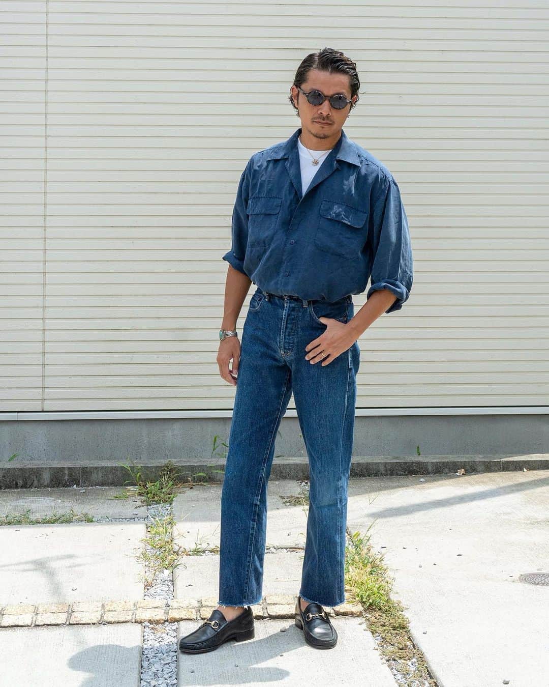 高田朋佳のインスタグラム：「Silk shirts & cut off indigo denim...  ———————————————————————— #summerstyle #mensstyle #mensstyleguide #menswear #resortstyle  #takadachannel #youtuber #onlyone #newcolonialstyle #jetset #singapore #luxuryresort #colonyclothing #singaporelife #singaporestyle  #lifestyle #fashion #mensfashions #dapper #igfashion #sprezzatura」