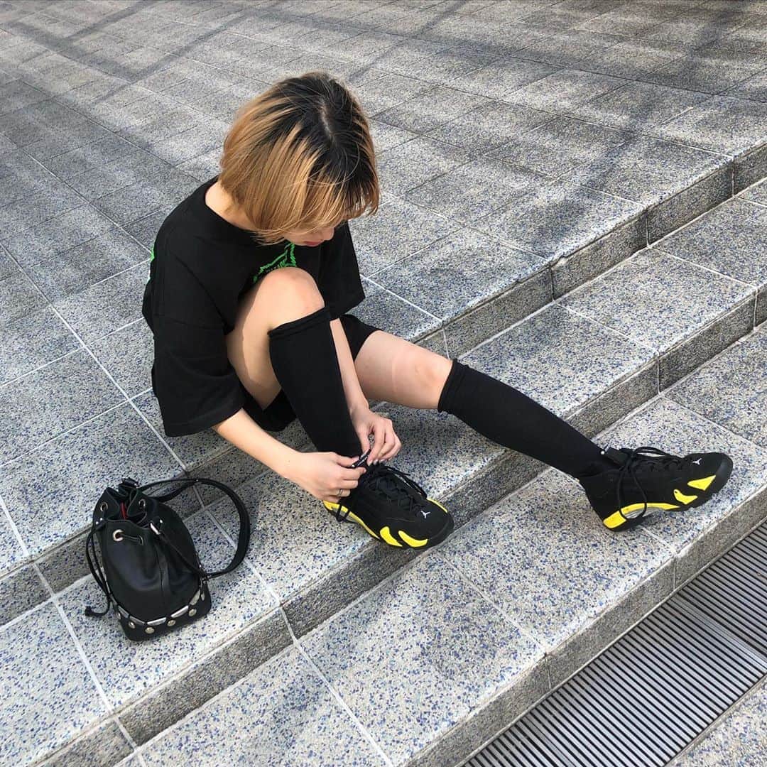 のインスタグラム：「#極上プリン　🌙 黒髪伸ばしてプリンにするのなんだか かわいくないですか？！🐢笑笑 . . . #金髪ショート #ジョーダン  #jordan」
