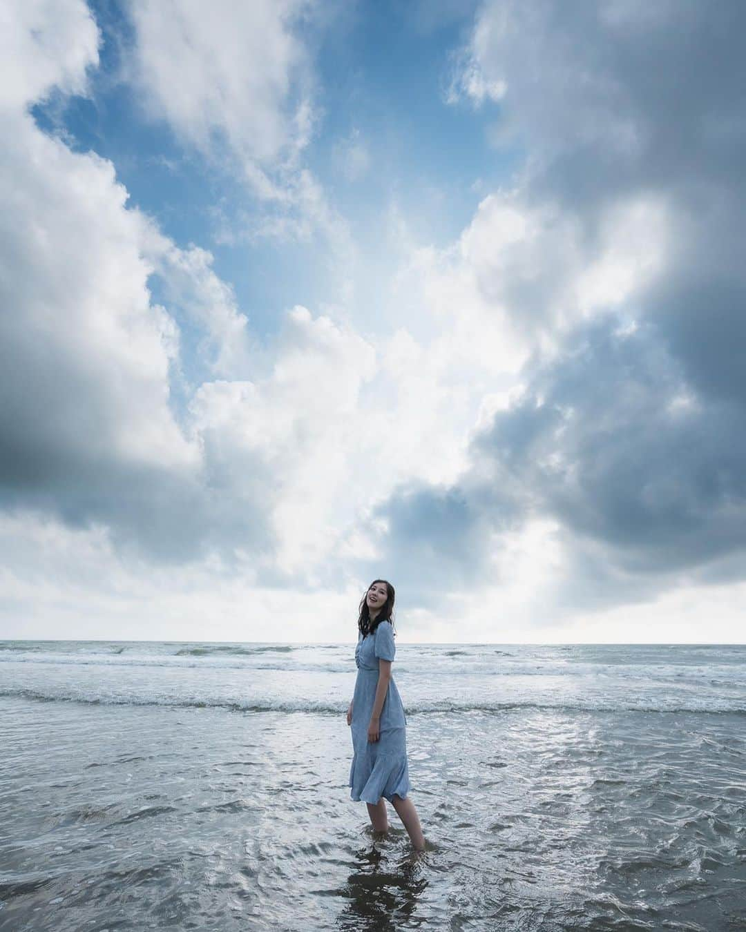 相場詩織さんのインスタグラム写真 - (相場詩織Instagram)「【秋田の海🏖】﻿ ﻿ さまざまな表情を魅せてくれる﻿ 今の時期の夕空が好きです😌✨﻿ ﻿ ﻿ ﻿ カメラマンさん  @atsushi_ogawa87  ヘアメイクさん @myano_hm  衣装 @mimipecher.official  ﻿ ﻿ #SonyAlpha #sony #sonyworldclub #instalike﻿ #portrait #photography #撮影 #海 #夕空﻿ #アナウンサー #instagramjapan #空 #ポートレート﻿ #被写体モデル  #instagood #photooftheday #ポートレートモデル﻿ #写真好きな人と繋がりたい #ヘアメイク #メイク﻿ #ファインダー越しの私の世界 #アナウンサー衣装﻿ #秋田を旅しよう」8月18日 18時49分 - shioriaiba0801