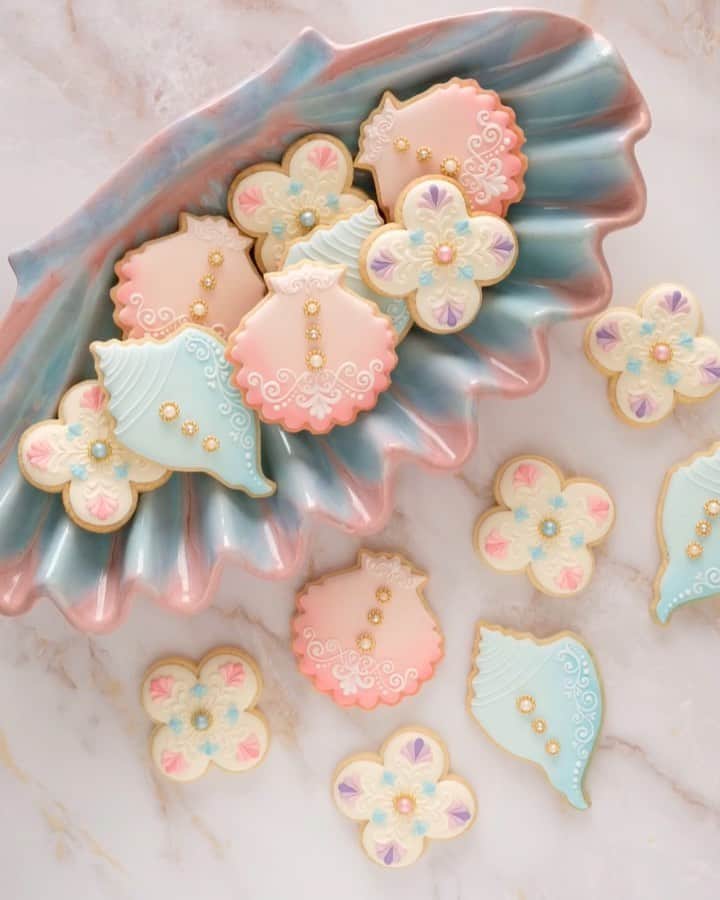 KUNIKAのインスタグラム：「Summer sea shell cookies 🧜‍♀️🐚🐠﻿ ﻿ @chizu0116 さんのお店 @iroha.vintage さんで購入したお気に入りのお皿に合わせて、貝殻モチーフのクッキーを作りました🤍﻿ かわいい〜...!! ﻿ #artofkunika」