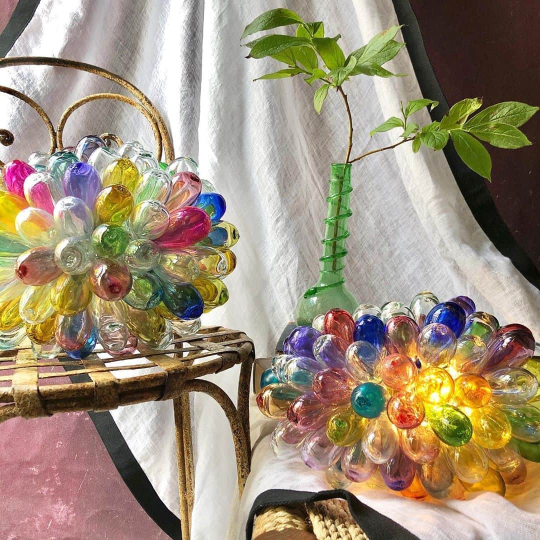 のインスタグラム：「【NEW ARRIVAL】 ドロップ型の吹きガラスを連ねた、泡ランプのカラーのタイプが入荷いたしました。 鮮やかなピンクやターコイズブルー、シックなブラウンなど様々な色が散りばめられており、空間に彩りと遊び心をプラスします。 ベッドサイドやスツールの上など、お好みの場所に置いてお楽しみください。 ・ Sサイズ　¥61,600(tax in) Mサイズ ¥72,600(tax in)  #interior #lighting #lamp #art #泡ランプ #暮らし #hpdeco #hpdecoaosando」