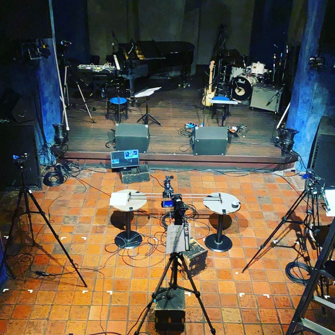 ただすけのインスタグラム：「リハーサル終わりまして待機中。 客席を楽屋にしているので広くて快適ですが寂しいものですな。」