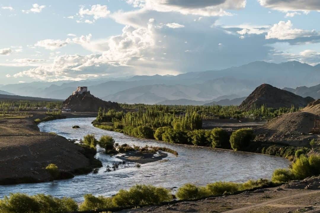 National Geographic Travelさんのインスタグラム写真 - (National Geographic TravelInstagram)「Photo by Brendan Hoffman @hoffmanbrendan  The Indus River flows by Stakna Monastery in Ladakh, northern India. Ladakh is home to a large Buddhist community. It is known for its stunning, moonlike mountain landscapes that draw tens of thousands of tourists from around India. Follow me @hoffmanbrendan for more human stories from around the world. #staknamonastery #ladakh #india」8月18日 19時03分 - natgeotravel