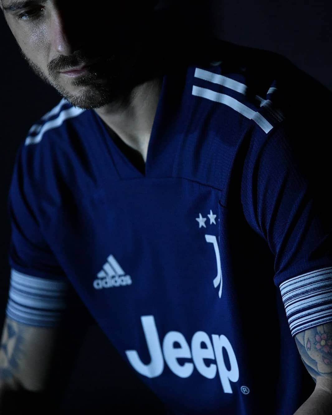 ユヴェントスFCさんのインスタグラム写真 - (ユヴェントスFCInstagram)「Backstage 📸 of our new 20/21 Away shirt by @adidasfootball 💥🙌  Grab yours now on the Official Juventus Online Store (link in bio 📲)  #ReadyForSport #createdwithadidas」8月18日 18時58分 - juventus