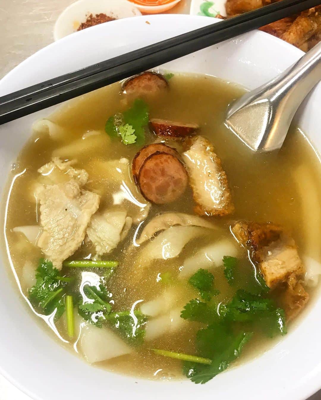 Li Tian の雑貨屋さんのインスタグラム写真 - (Li Tian の雑貨屋Instagram)「Finally got down to try this Thai Kway Chap and the soup reminded me of Bak Kut Teh! Had the signature bowl ($5) which comes with curled kway teow strips, fish sausages, deep fried pork belly, pork stomach and sliced pork. Both the fish sausages and deep  fried pork belly were excellent but we ordered something different for the side—Thai Style Deep Fried Mid-Joints ($6) which are served piping hot, crispy and juicy 🤤   No service charge or gst but do look out for the dining crowds especially during weekends peak hours   • • • #singapore #yummy #love #sgfood #foodporn #igsg #グルメ #instafood #gourmet #beautifulcuisines #onthetable #sgeatout #cafe #sgeats #f52grams #sgcafe #streetfood #feedfeed  #foodsg #jiaklocal #savefnbsg #thai #stayhomesg #musttry #weekends #dinner #supper」8月18日 19時11分 - dairyandcream
