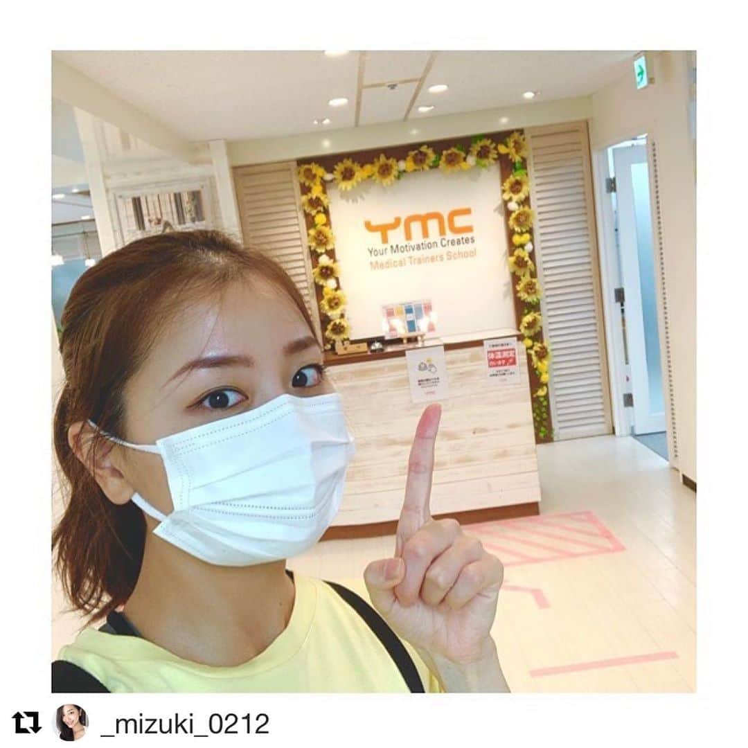 YMCメディカルトレーナーズスクール公式さんのインスタグラム写真 - (YMCメディカルトレーナーズスクール公式Instagram)「最初は身体について学ぶの難しそう〜🌀というお声をよく聞きますが、だんだんと身体についての学びが楽しくなってくるかと思います☺️✨  知っていると理解しているではまた違います。 理解するまでトコトン、コツコツと🦴✨ サイズにもよりますが骨模型良いお値段しますよね。。笑 校舎でたっぷり見て下さい！笑  今ならオンラインでも資格取得への一歩を踏み出せます🌿 . .  #Repost @_mizuki_0212 with @get_repost ・・・ 私はYMCでヨガの勉強してます🧘‍♀️✨ 大好きなひまわり🌻がお出迎えしてくれます🤗✨ 今1番欲しいものは、骨模型🦴笑 みんなが想像してるより値段高いんだよ。笑 #ymcメディカルトレーナーズスクール #ymc #ihta国際ホリスティックセラピー協会 #ihta #ryt200 #ヨガ #yoga #yogainstructor」8月18日 19時03分 - ymcmedical
