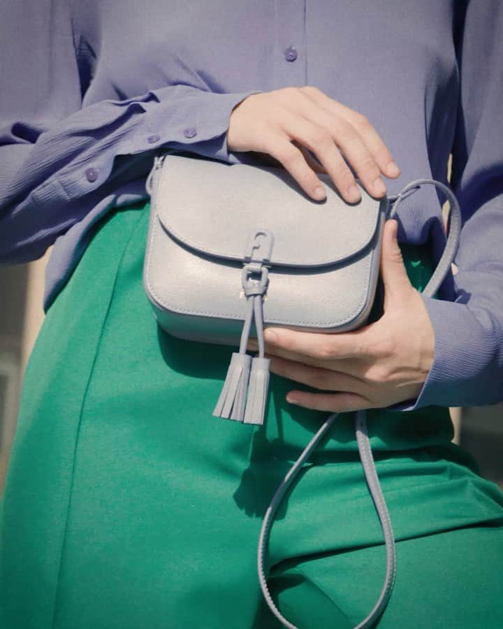 フルラのインスタグラム：「The Furla 1927 Mini Crossbody wraps up every outfit with an unmistakable finish. Discover more via the link in bio.  #thefurlasociety #furlafeeling #newcollection #furla #accessories #fashion」