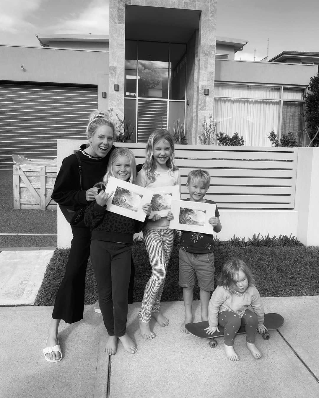 ローラ・エンバーのインスタグラム：「THE UNDONE BOOK! I loved bumping into these groms with theirs 😍 Use discount code ‘ZIGGY’ this week for 25% off (link in bio) - he’s been a great helper in the office!  @undonefilm @mattydunbar」