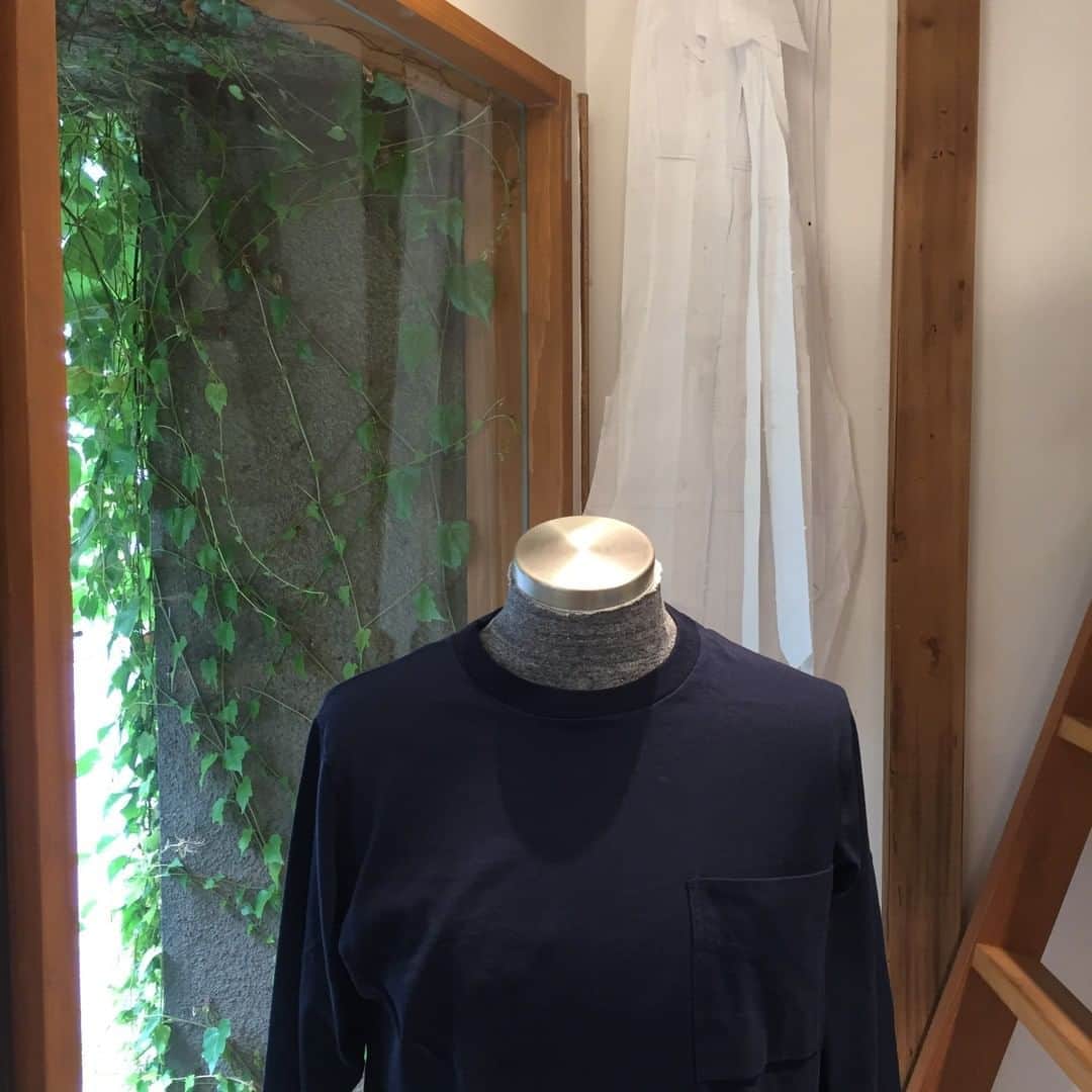 Jackmanさんのインスタグラム写真 - (JackmanInstagram)「「LONG SLEEVES」﻿ ﻿ This T-shirt was made primarily from USA cotton produced along the Mississippi River Basin. Using a method known as air spinning, the material is made by spinning cotton thread with a variable width of between 13mm–33mm. This spinning method creates a rough feel and unique crispy texture, since the torque on the outside of the yarn is strong and the inside is weak.	 This leading pocket design used until pockets disappeared from baseball uniforms in the 1890s is notable for its large size and double stitching. This is an updated the T-shirt combining iconic details from those times.   +++﻿ ﻿ Jackman﻿ 2-20-5 Ebisu-minami, Shibuya-ku, Tokyo﻿ +81 3-5773-5916﻿ ﻿ Weekday : 11am-7pm﻿ Weekend : 10am-6pm﻿ ﻿ #jackman_official #factorybrand #madeinjapan #madeinfukui  #ivywall #longsleeves #jm5029」8月18日 19時18分 - jackman_official
