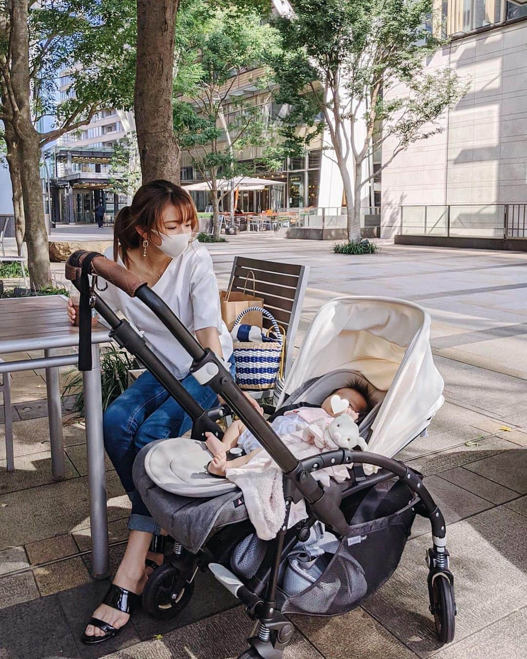 稲川千里さんのインスタグラム写真 - (稲川千里Instagram)「. . さおちゃんとランチからのコーヒータイム🍪 15時くらいの日陰のテラスは暑すぎなくて気持ちよかったな〜✨🍃エナもご機嫌で目をパチパチ手足をバタバタ可愛かった☺️💕 一瞬風がすごかったから髪型はボロボロ🌬 #ランチ #パスタランチ #姉妹ママ #女の子ママ #生後1ヶ月 #女の子ベビー #ママコーデ #楽コーデ」8月18日 19時21分 - chiicamera