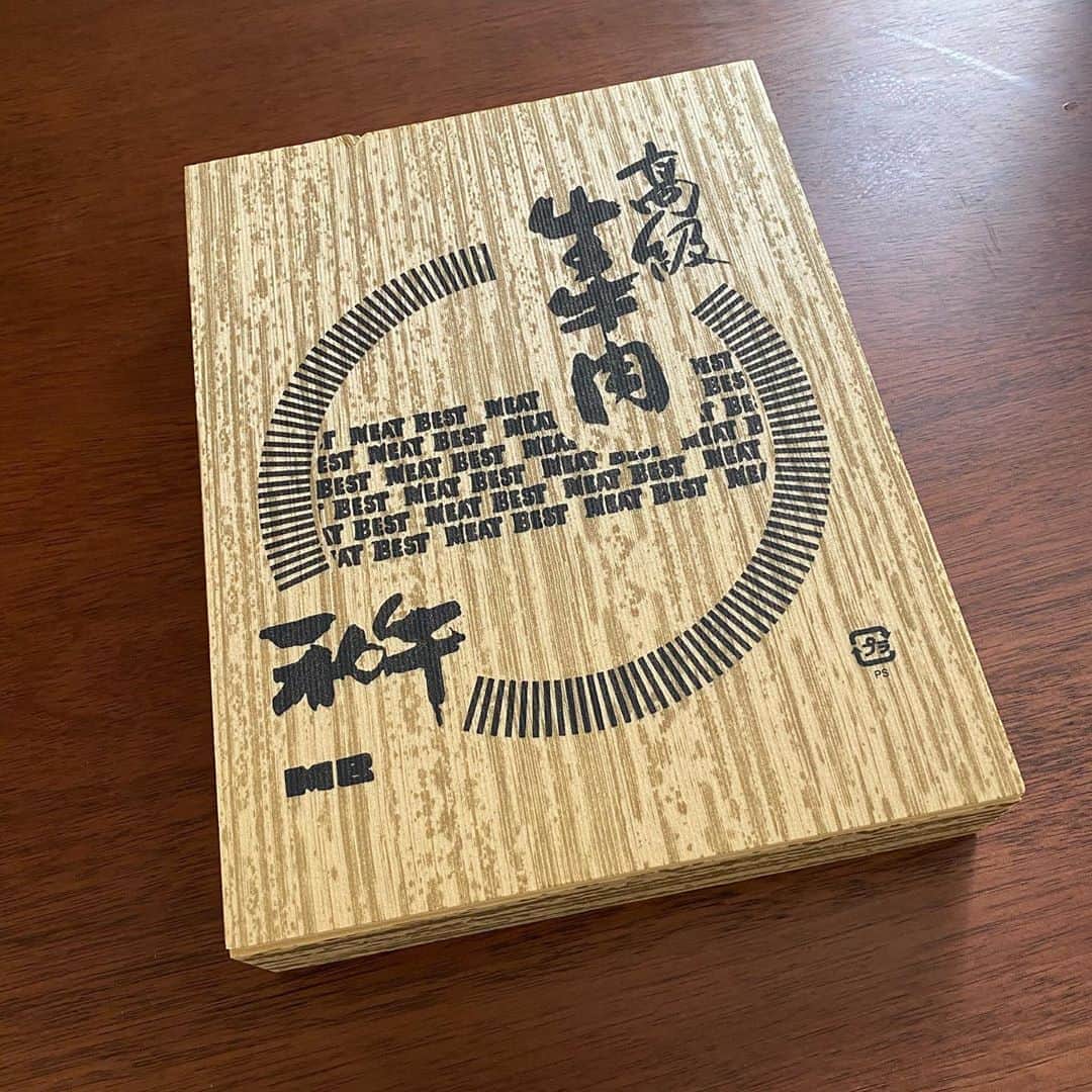 のインスタグラム：「・ 2020年8月18日、36歳になりました。 お祝いメッセージやプレゼントなど ありがとうございました😊  夜はいただいた高級牛を3ヶ月ぶりに 白ごはんでおいしく食べました🌾  鬼滅推しの投稿をしてたので 限定の鬼滅グッズいただけて嬉しい🔥  珠世推しだけど珠世グッズなくて 泣きそうだったところに珠世Ｔシャツ！  高校の同級生からは 珠世の絵画が送られてきて 意外な才能を垣間見たり  珠世クッキーの完成度は高すぎて 食べずに腐るまで置いておく覚悟です😭  ネズコのクッキーにはおっぱいがあるというオチつき。  後輩からは21歳くらいのときの 自分の写真が送られてきて 意外に丸かったんだなあと実感。  36シーズン目も今が全盛期と言えるように 人生最速の100m11秒台と 140キロと日本一目指して頑張ります‼️」